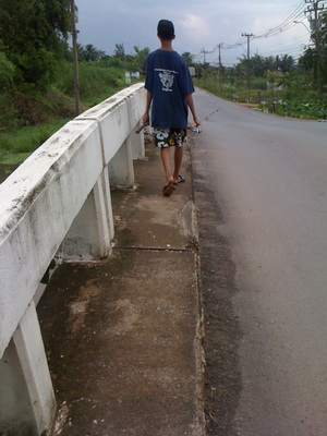 ปั่นมาถึงสะพาน เข็นครับเข๊นไปถ่ายไป ขยันจริง ๆ 55
