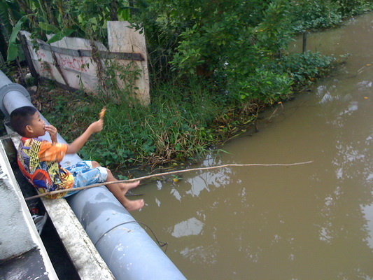 อ่อ เดกแถวบ้าน นั่งตกปลาอยู่นี้เอง นารัก จริง ๆ  :laughing: :laughing: