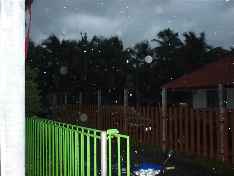 รีบเก็บอุปกรณ์เข้ารถให้ไว  ฝนก็เทอย่างหนักเป็นชั่วโมง   มีโอกาสต้องเอาใหม่ครับ ชักมันส์   

      
