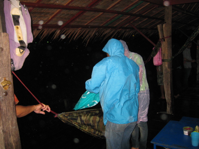 ระหว่างรอเด็กบ่อเอารำ มาให้ก็ ผูกเปล นอน ซะ ( จะมาตกปลาหรือมานอนกันเนี่ย ) แล้วก็ตก ครับ ( ฝนนะ ) อิ