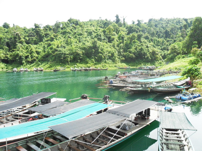 ในที่สุดก็ถึงท่าเรือแล้วครับ น้ำที่นี้ทำไมมันใสแบบนี้  อยากโดดเล่นน้ำแล้ว :grin:
