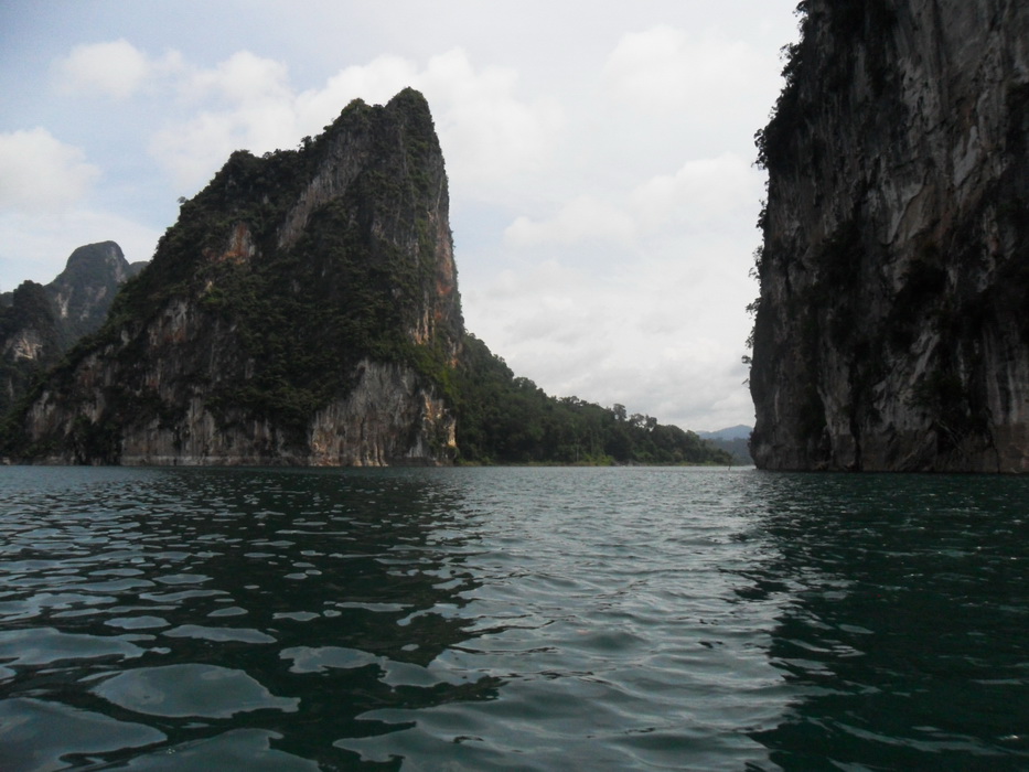 บรรยากาสระหว่างการเดินทางเราต้องผ่าน กุ้ยหลิน สวยจิงๆก่อนมาเคยเห็นแต่ในรูปของจิงมันสวยกว่าในรูปซะอีก