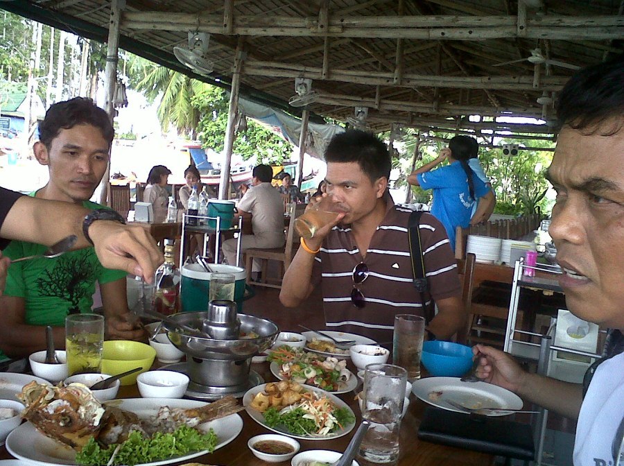  [b]ณ ร้านริมหาดบางเสร่   ก่อนลงเรือก็เริ่มจิบยาแก้เมาเรือกันซะหน่อยครับ
แต่ผมว่า  คงจะไม่แก้เมาสัก