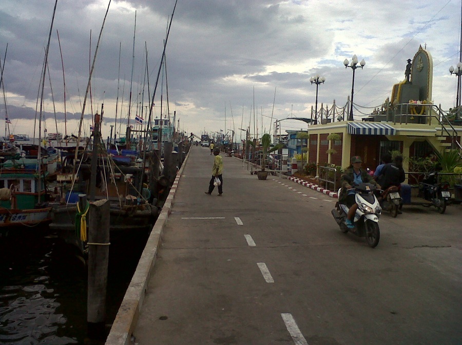  [b]บรรยากาศยามเย็นๆ  ณ  สะพานปลาบางเสร่   วิถีชีวิตชาวเรือ  ที่กำลังจะออกไปเผชิญเกลียวคลื่นยามค่ำคื