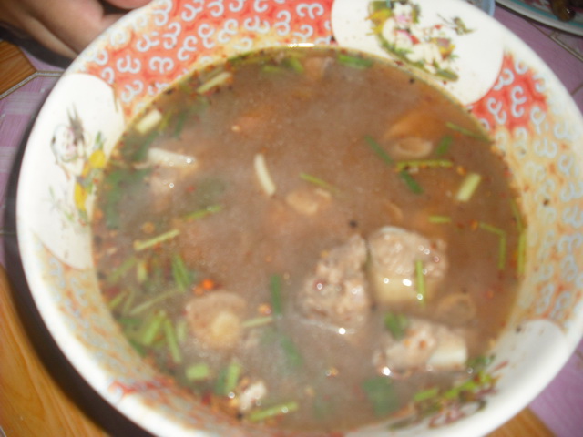 และแล้วก็มาหยุดอยู่ที่ร้านเดิม ........................... ต้มแซบกระดูกอ่อนหมู  :umh: :umh: :umh: