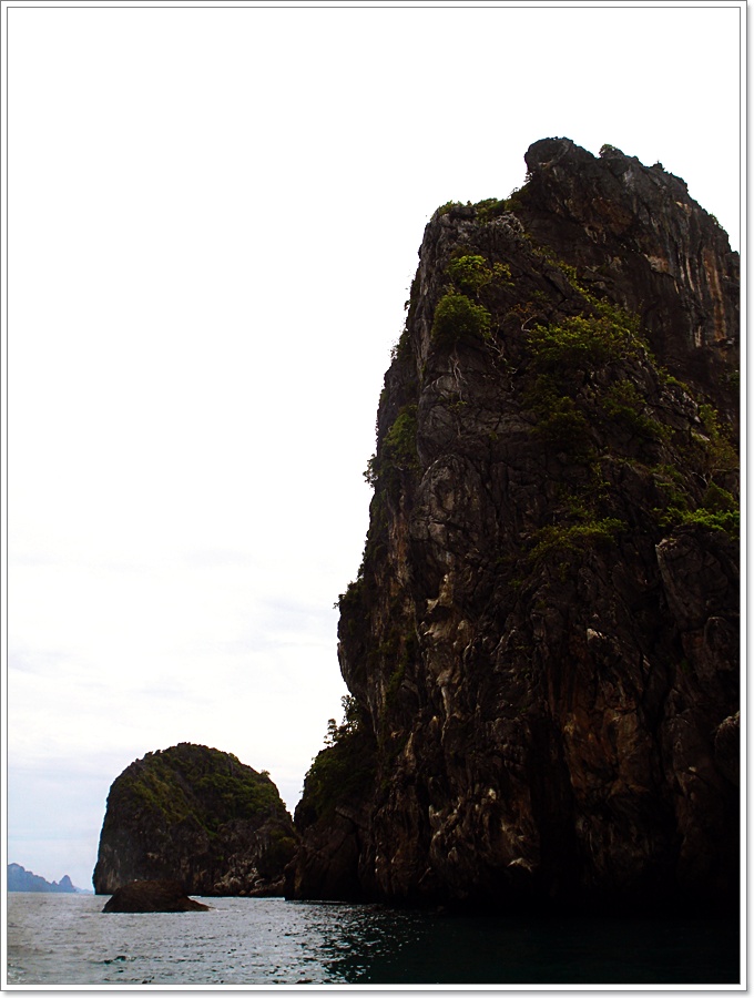  [b]เกาะ 3 วันนั้น  น้ำทะเล...ใสแจ๋ว  น่าดำน้ำมากกว่า..."ตีๆๆ"

ถึงกระนั้น ... ขุนเขายังองอาจองค
