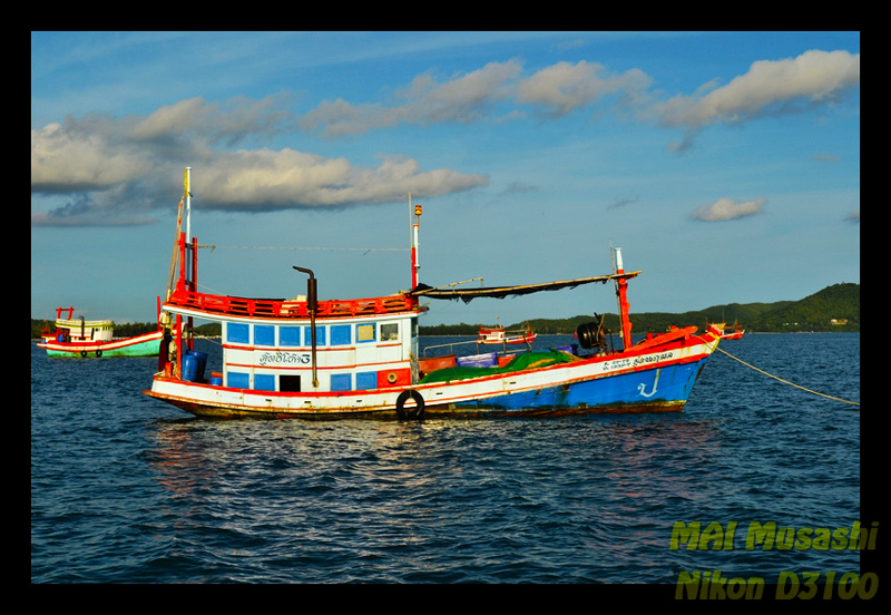 นี่ก็เป็นเรืออีกลำของไต๋สมชายครับ

แต่เอามาทำเป็นเรืออวน

 :smile: :smile: :smile: :smile: