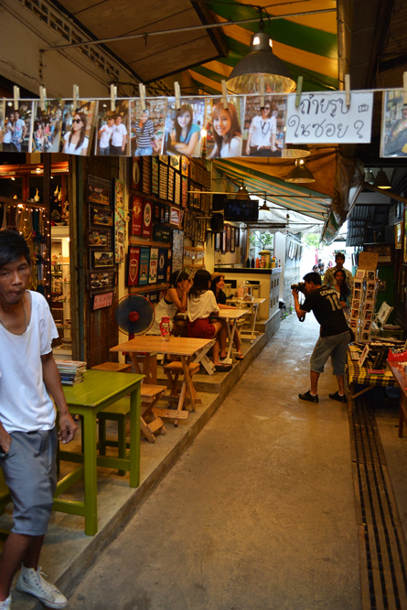 เดินผ่านร้านนี้ เจ้าของร้านบอก

" พี่ครับเชิญแวะถ่ายรูปหน่อยนะครับ "

" ไม่หรอกครับ กล้องผมก็