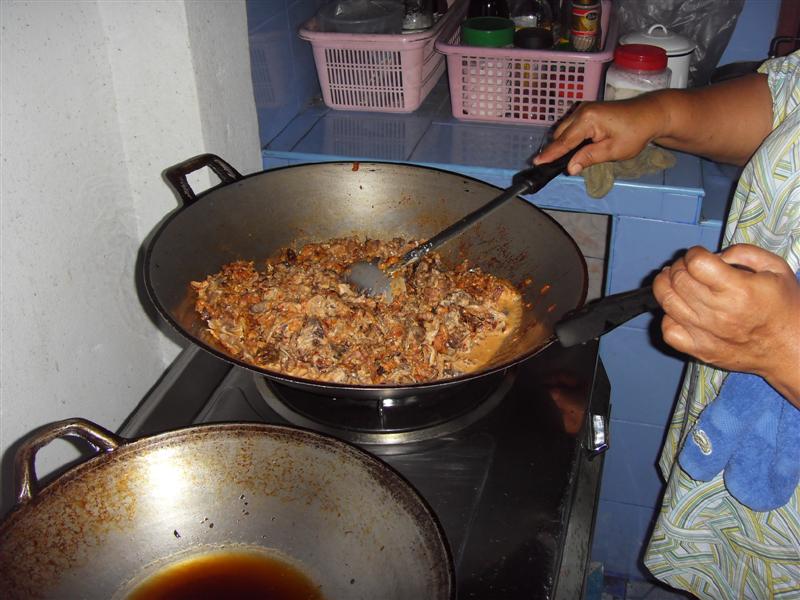 ผัดต่อเริ่มหอมแล้วคับ :grin: :umh: