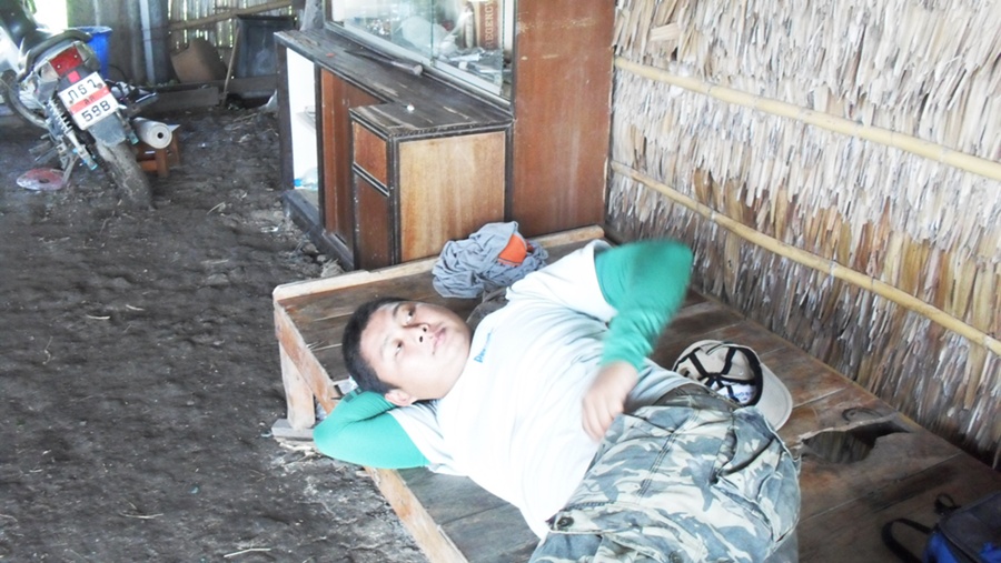 
   เป็นงัย..กร็อบ  เมื่อกี้ก็นอนไปแล้วไม่ใช่เหรอ"" :laughing: :laughing: :laughing: :laughing: :