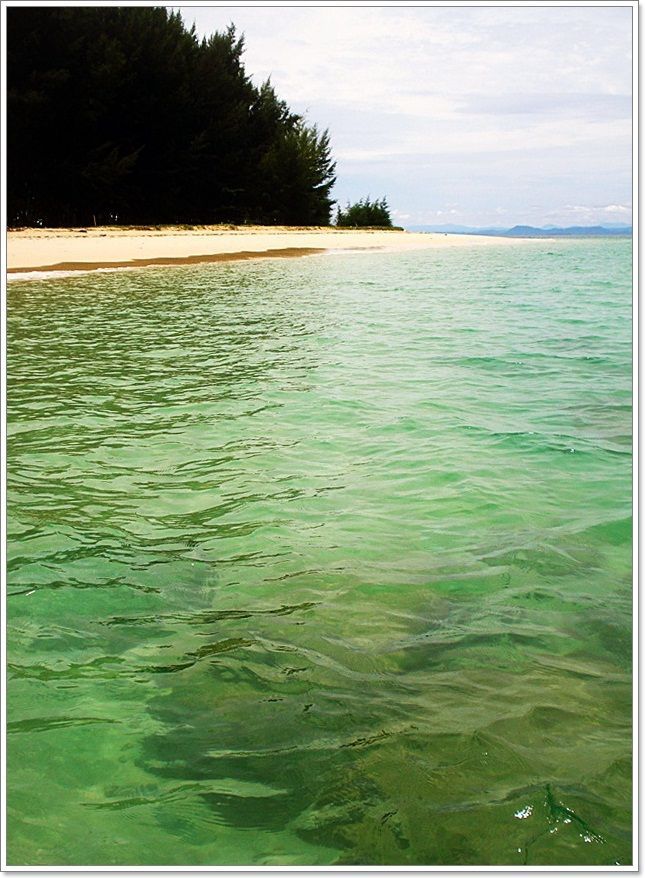  [b]ใกล้เที่ยงแล้ว หลายคน"หิว..จนหน้าดำ หน้าแดง"

บังยน หลบเรือเข้าแนว หลบลม ด้านเวิ้งอ่าวสวย น้