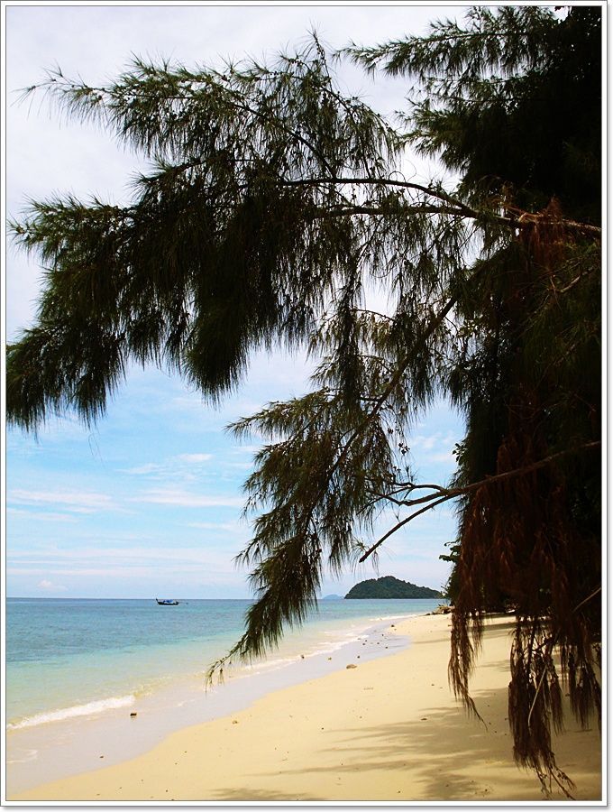  [b]ช่วงต่อไป ตามผมมาครับ  เราจะไปชม-เชย ชายหาดขาว ที่ว่ากันว่า..."สมบูรณ์กว่า หลีแป๊ะ"

และโดยส