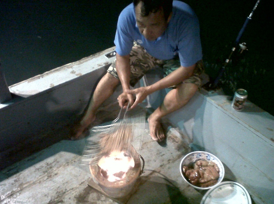 กลิ่นอะไรหอมๆๆท้ายเรือ   เดินไปดูซะหน่อยดีกว่า :umh: