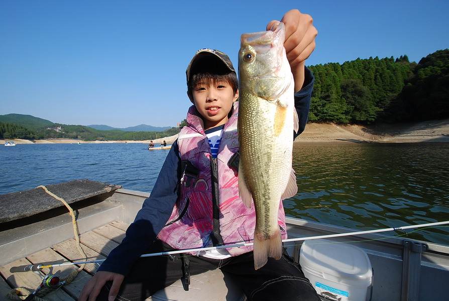 :ohh:! อยู่ๆก็ได้ยินเสียงเจ้า Taiki เอะอะอยู่ข้างๆพอหันไปดู  อะฮ้า...เจ้านี่สอยเจ้าแบสตัวประเดิมขึ้น