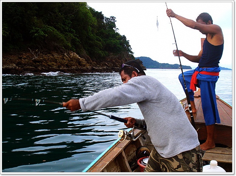  [b]เลาะไปตามชายเกาะ หินโดนสาดฟองคลื่น หนาเม็ด  

แต่...ด้วย ความอยากจะได้  ตีเหล็กไม้แล้ว ไม้เล่า