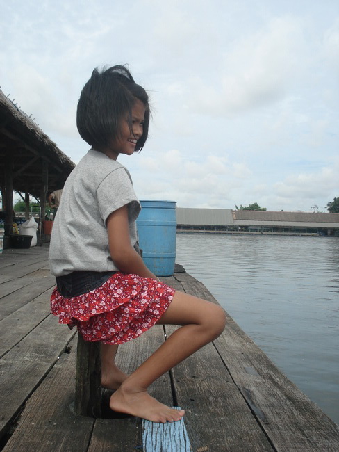 อ่าว..ลูกสาวใครหนอ มานั้งตกปลา