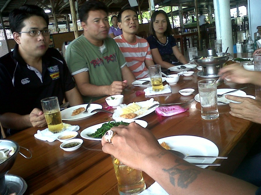 และแล้วงานเลี้ยงก็ต้องเลิกรากันด้วยการร่วมทานอาหารก่อนแยกย้ายกันกลับไปทำงานกันในวันใหม่
-----------
