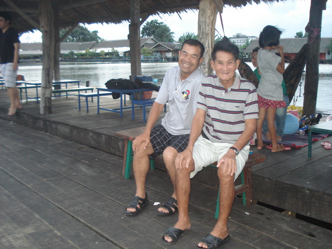 อากาศดี รมเย็นสบาย
น้าท่านหนึ่งพาคุณพ่อมาชมการตกปลาครับ
 :smile: :smile: