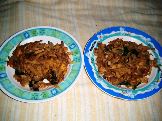 กะทะนี้ผัดได้สองจานครับ จานหนึ่งเอาไว้กิน อีกจานหนึ่งเททิ้งไป ...... เพราะว่ามานอร่อยมากกกกกกกกกกก  