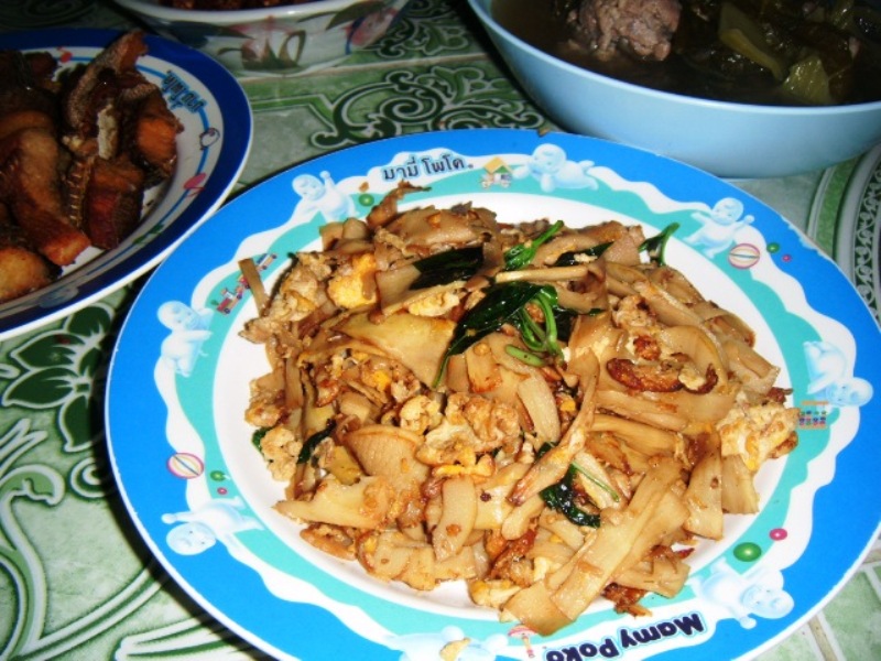 เมนูที่หนึ่ง หน่อไม้ผัดไข่ (ไหม้) จะกินได้หรือเปล่าหว่า  :laughing: :laughing: :laughing: :laughing: