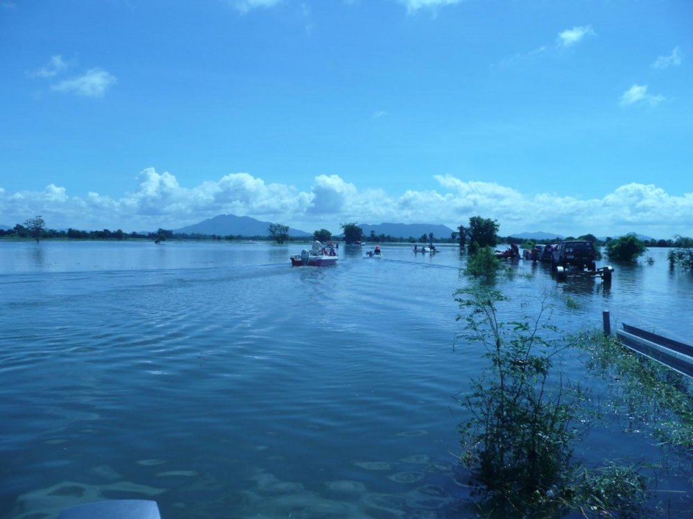 ขอแรงชาวเรือที่มีจิตอาสาช่วยแจกถุงยังชีพที่ อ.บ้านหมี่จ.ลพบุรี