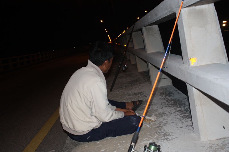 ทั้งใต้พาน บนพาน เงียบเหมือนกันเพ