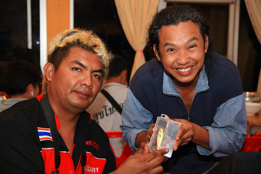 เพื่อการันตีว่า พรุ่งนี้ น้าเอ สุขสำราญ จะได้เบิกบานกับปลาตัวใหญ่ในเขื่อนแก่งกระจาน 

ก้อต้องมารับ
