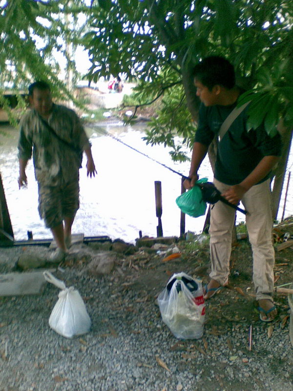 วุ๊ย...ภาพหมดแล้ว ก็ตอนนั่งเรือพี่ไก่นั่นแหละ นั่งตัวแข็งเลย ขนาดน้องต้องโปรยะโทรมาชวนไปตีกุเรายังไม