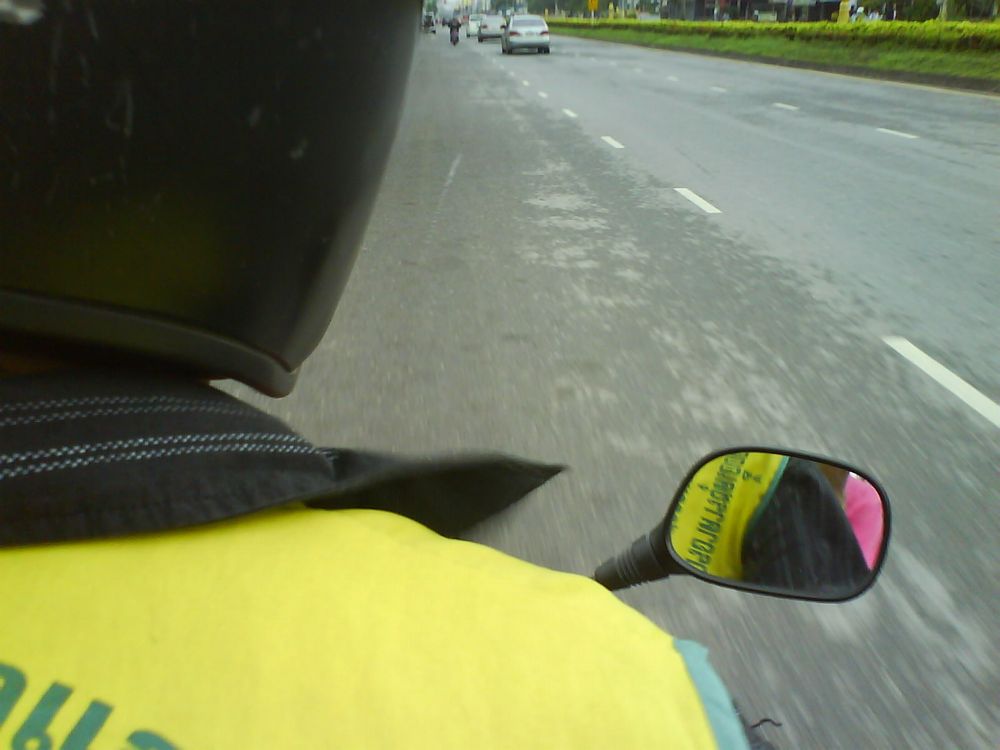 อ่ะ  ผมฉายผ่านหลังพี่เลยล่ะกันนะครับ ^^