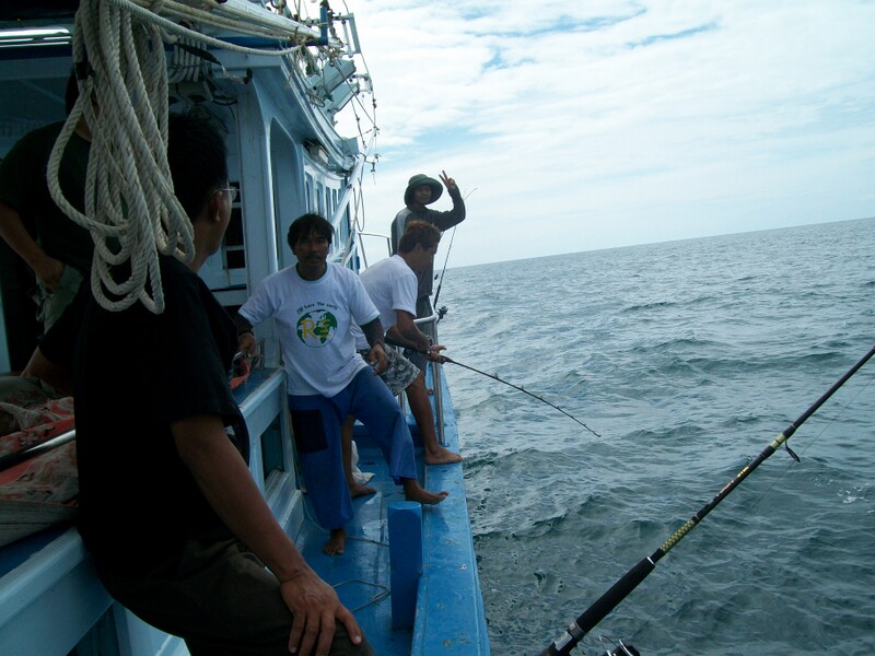 น้านกอัดปลาอยู่ท้ายเรือ คันน้าตี๋ก็โดนปลาอีกคัน  :grin:
