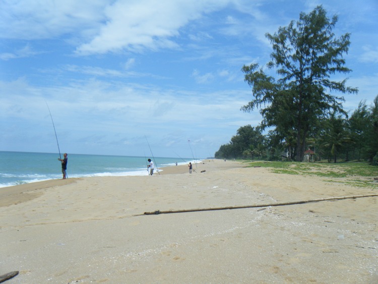 เริ่มงานแข่งขันแล้วยังเช้าด้านขวาของหาดเริ่มมีนักกีฬามาจับจองที่บ้างแล้ว :cheer: :cheer: :cheer: :ch