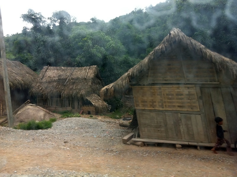 [center][b]บ้านเรือนอยู่ติดถนนเลย ไม่ใช่สิ เป็นบ้านเค้าอยู่แต่ก่อนแต่ใดมา

เพียงแค่สมัยนี้ถนนลาดยา