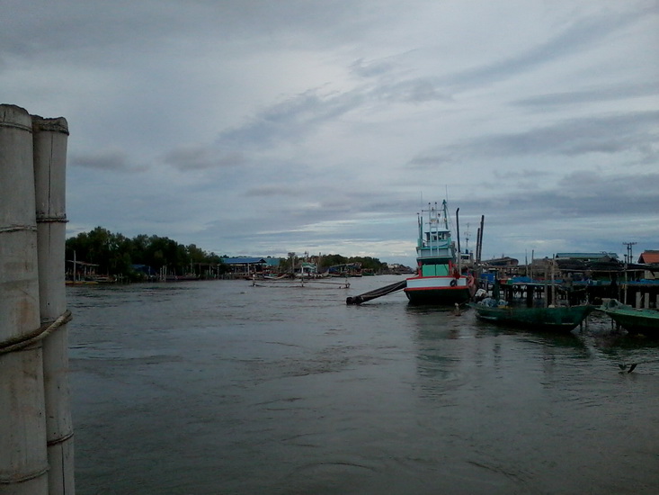 สักพักก็มาถึงสะพานเทียบเรือครับ เดี๋ยวไปดูที่ปลายทางกัน