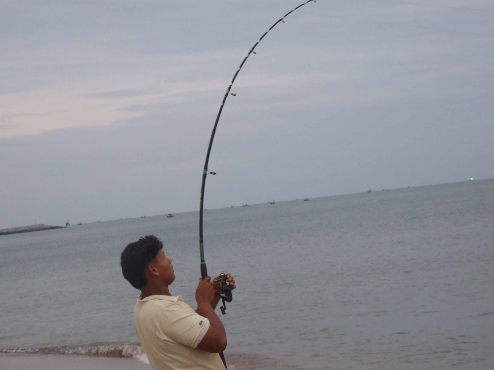 Surf Fishing หน้าศาลกรมหลวงชุมพรฯปราณบุรี