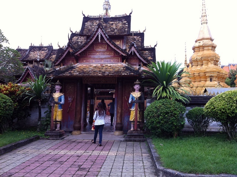 [center][b]ข้างในจะมีวัดมหาราชฐานสุทธาวาสหรือวัดสวนม่อนวัดไทยใหญ่

เป็นวัดเก่าแก่คู่บ้านคู่เมืองหม