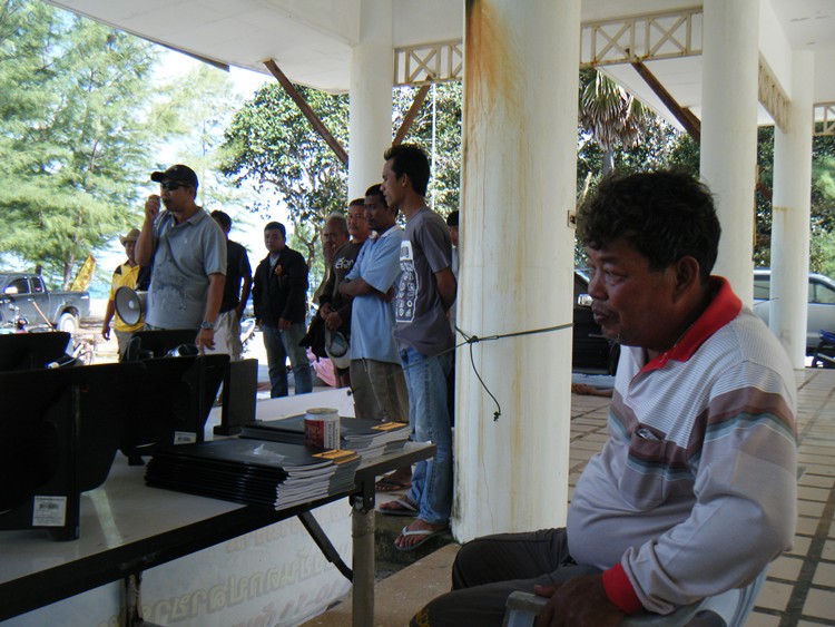 ท่านประธานชมรมตกปลาภูเก็ตกล่าวปิดงาน  ไม่รู้ท่านกำนันนั่งลุ้นอะไรอยู่ปลาก็ไม่ตก สงสัยลุ้นตำแหน่งผู้ใ