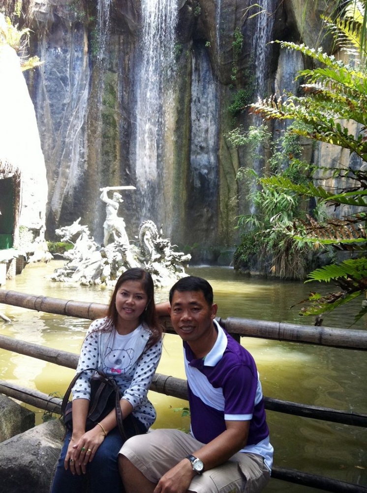 [center][b]หวานอีกละ..ถ่ายรูปคู่กัน หน้าน้ำตกเก้ามังกร ซึ่งอยู่ในบริเวณสวนป่าเดียวกันนี้ค่ะ

 :blu