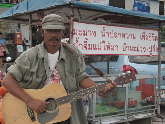 เป็นเจ้าของร้านมะม่วงเพื่อชีวิตครับ อยู่ที่ตลาด กม.10 น้ำปลาหวาน อร่อยมาก ถ้าไปผ่านแถวนั้นก็ลองแวะชิ