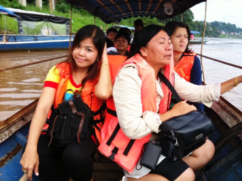 [center][b]เมื่อมาถึงด่านได้นั่งเรือข้ามแดนกันแล้ว ทุกคนต่างก็ถอนหายใจอย่างโล่งอกที่ผ่านวิกฤติมาได้ด