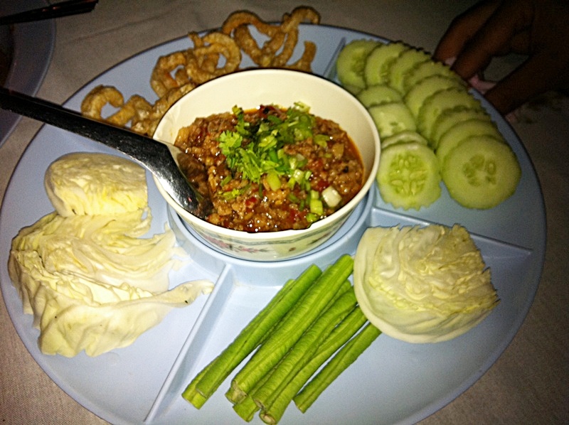 [center][b]อาหารเย็นที่ริมฝั่งโขง กระโดดตะครุบเป็นเมนูแรกเลย คือน้ำพริกค่ะ

คิดถึงมั่กๆ  :umh: :um