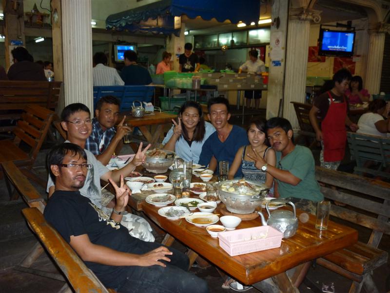 หลังจากนั้นทั้งหมดรวมทั้ง ผบ.ผมด้วยก็มาต่อกันที่ ร้านนายเสือ หมูกระทะ ย่านท่าพระ เฮฮากันไปครับ  

