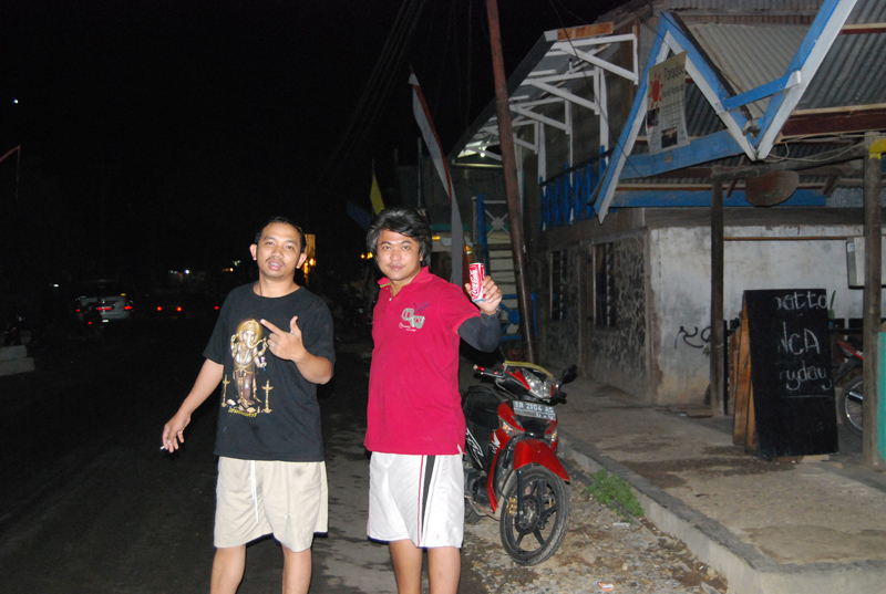 เนื่องจากคลื่น ลม แรงมาก เรือเลยเข้าเกาะ 

พวกผมก็เลย ขึ้นเกาะ ไป สำรวจ :grin: