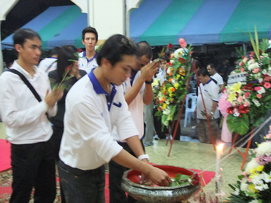 [b]หลังจากเสร็จพิธี สวดพระอภิธรรม ก็เป็นพิธีการวางดอกไม้ เพื่อไว้อาลัยผู้ล่วงลับ เป็นครั้งสุดท้ายครั