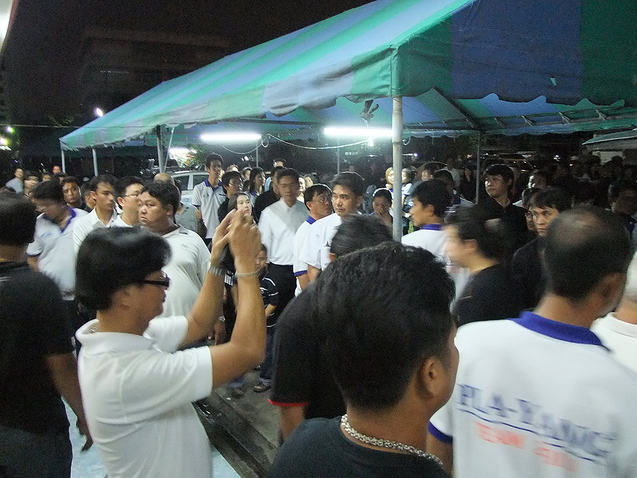 [b]ทุกศาลา มีก็แต่ ศาลา นี้อ่ะครับ คนเยอะมากๆเลย[/b]