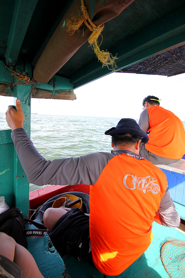 
 [b] ตัดฉับมาที่เรือลุงตาดกันเลยดีกว่า

เรามาทิ้งสมอกันอยู่ที่ สัมปะยื้อ  น้ำไหลแรงมาก[/b]


