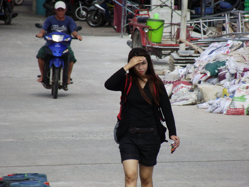 ขึ้นเรือแล้ว รอเรือออกครับ ยังไม่วายจะถ่ายสาวมาอี๊ก.... เดี๋ยวผบ.ผมเห็นจะว่ายังไงเนี่ยะ.... ขนาดลบไป
