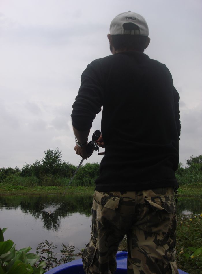 พอเอาเรือลงน้ำไม่มีกัดเลยวันนี้ครึ่งชั่วโมงรีบเอาเรือขึ้นเปลี่ยนแผนไปตีช่อนกันดีกว่า :sad: :sad: