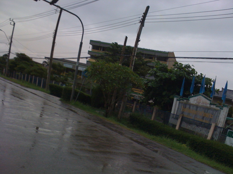 ผ่าน รร. ก็ยังจะถ่าย  :laughing: