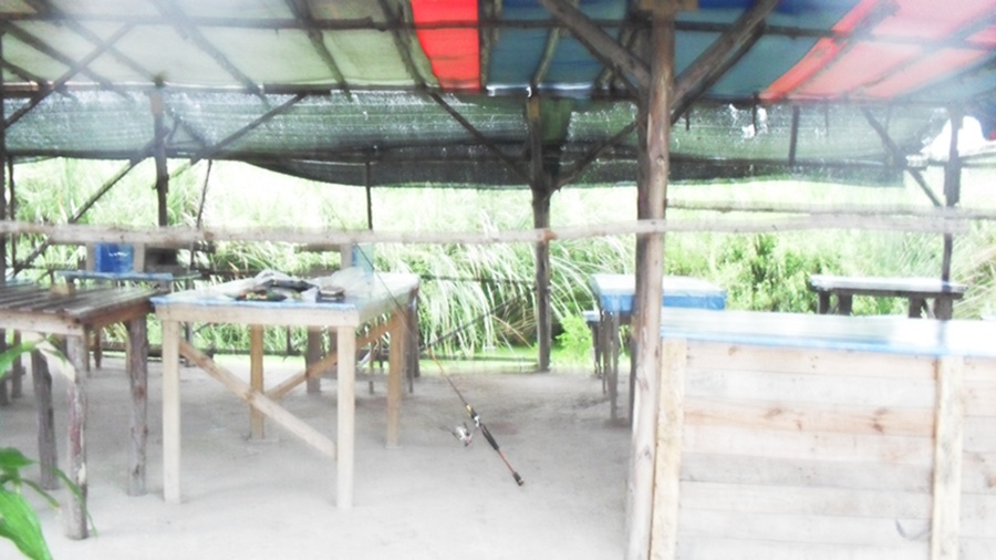 

    ออกจากร้านน้ำชา..ดันมาติดฝนตรงนี้อีก :spineyes: :spineyes: :spineyes:
