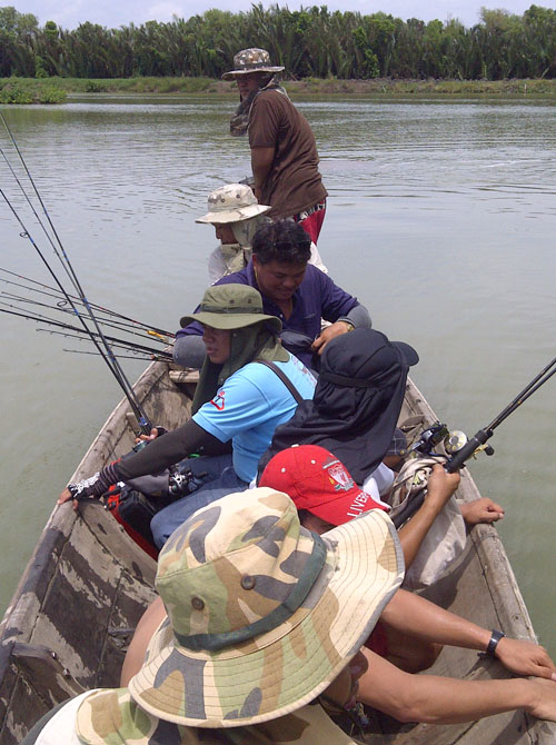 เดินตีต่อไม่ได้แล้ว เลยโทรศัพท์ให้เจ้าของบ่อเอาเรือมารับในวังไปส่งอีกฝั่งนึง โคลนมันยวบครับ ยังแห้งไ